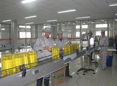 半自動液體灌裝機(jī)在油脂產(chǎn)品行業(yè)的應(yīng)用