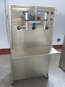 半自動液體灌裝機(jī)近照